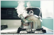 Cách thông bồn cầu bằng nước sôi