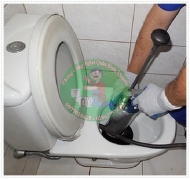 Tại sao không được đổ nước xà bông giặt đồ vào bồn cầu.