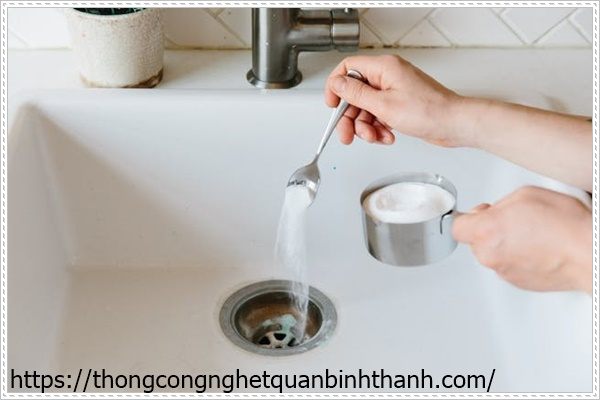 Sử dụng baking soda để xử l&yacute; đường ống tho&aacute;t nước bị tắc