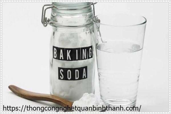 Dùng bột baking soda để thông cống