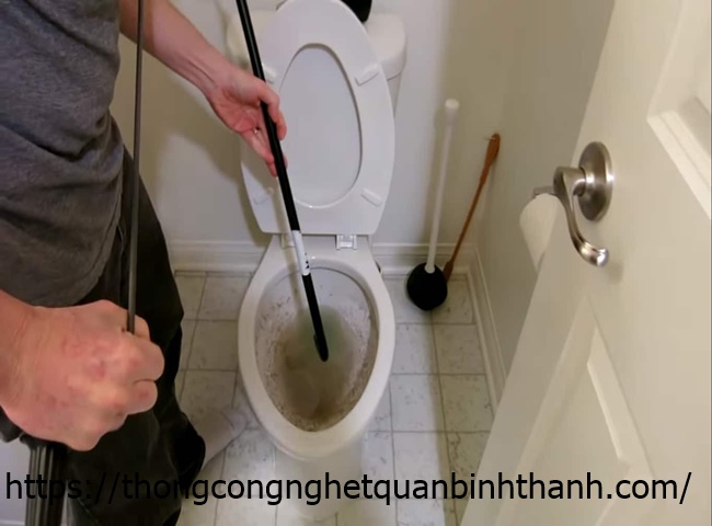 Bồn cầu kh&ocirc;ng tho&aacute;t hơi do kh&ocirc;ng c&oacute; ống th&ocirc;ng hơi