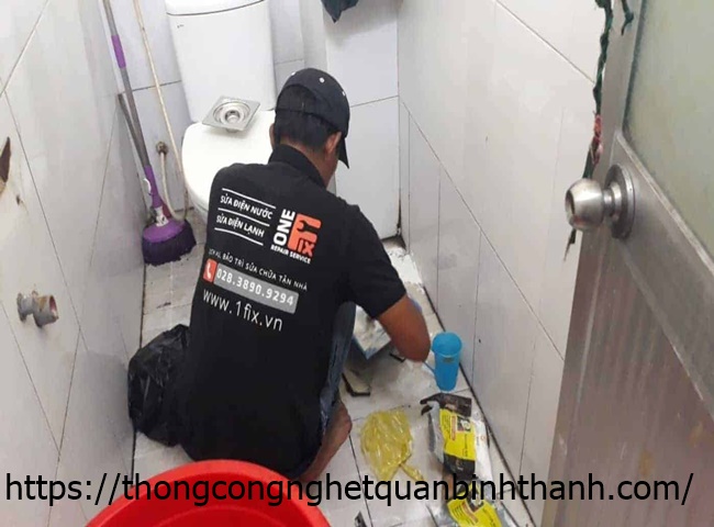 Lắp đặt ống th&ocirc;ng hơi để xử l&yacute; bồn cầu kh&ocirc;ng tho&aacute;t hơi