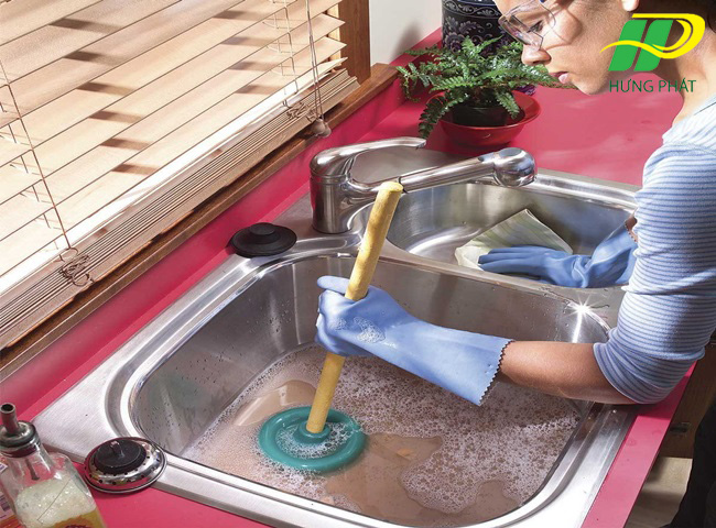 Th&ocirc;ng tắc bồn rửa ch&eacute;n hiệu quả bằng p&iacute;t-t&ocirc;ng