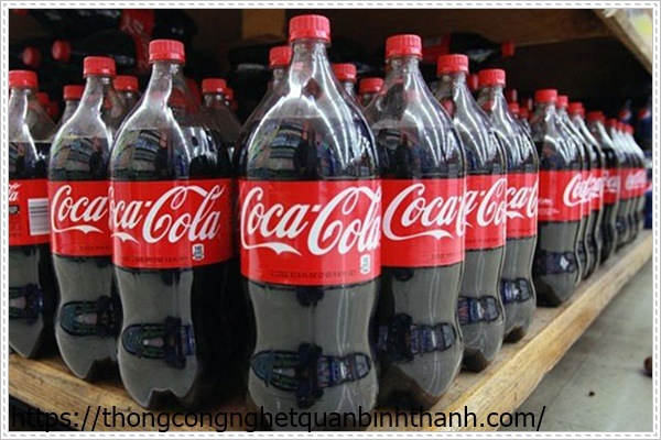 Th&ocirc;ng bồn cầu bằng nước ngọt coca