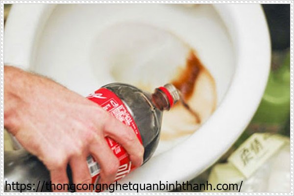 Ngoài thông cống có thể dùng coca để thông bồn cầu