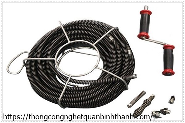 D&ugrave;ng d&acirc;y l&ograve; xo để th&ocirc;ng cống ngầm