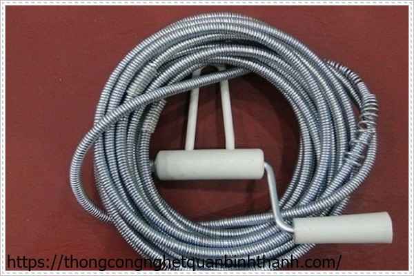 Th&ocirc;ng cống tho&aacute;t nước tại nh&agrave; bằng d&acirc;y l&ograve; xo