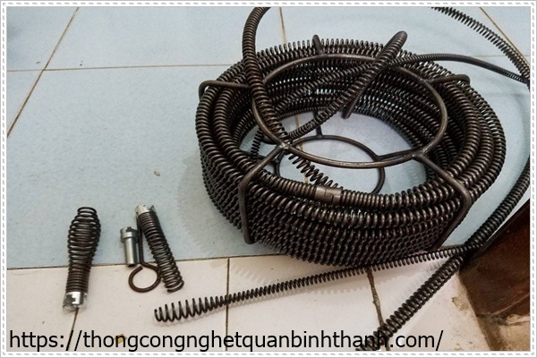 Dây lò xo dùng để thông cống