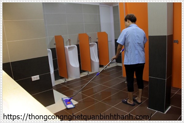 Vệ sinh sạch sẽ để tiêu diệt côn trùng trong nhà vệ sinh