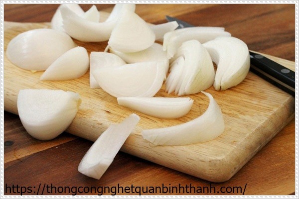 Diệt gián bằng hành tây
