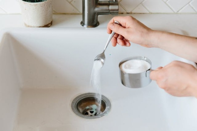 Sử dụng bột Baking soda xử l&yacute; th&ocirc;ng tắc nghẹt đường ống lavabo