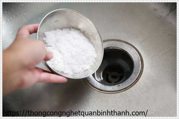 Dùng muối để thông cống