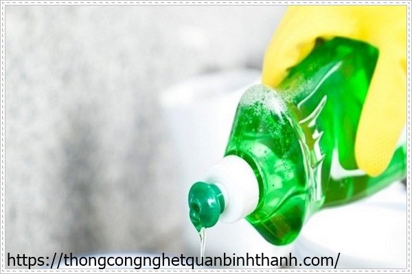 Th&ocirc;ng tắc bồn cầu bằng nước rửa ch&eacute;n