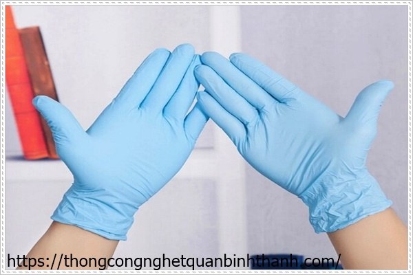 Khi th&ocirc;ng bồn cầu bằng muối h&atilde;y đeo bao tay