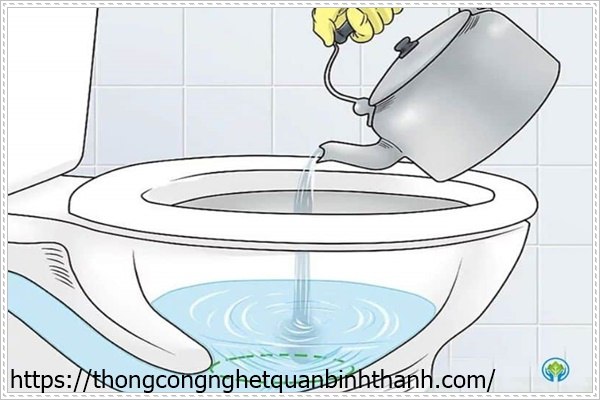 Th&ocirc;ng bồn cầu ngổi xổm bằng nước s&ocirc;i