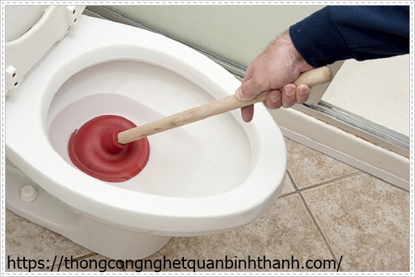 Thông bồn cầu bị tắc bằng thụt cao su