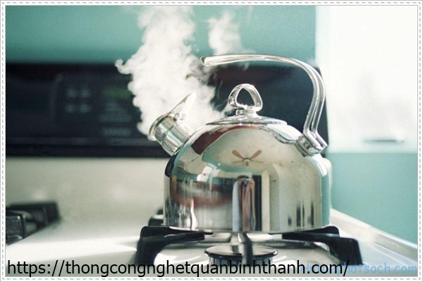 D&ugrave;ng nước s&ocirc;i th&ocirc;ng cống tho&aacute;t nước tại nh&agrave;