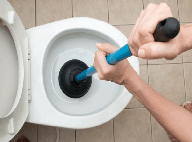 Dịch vụ th&ocirc;ng bồn cầu huyện Củ Chi Quốc H&ugrave;ng uy t&iacute;n