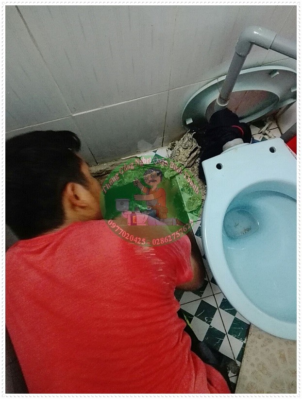 Gọi thợ khi bồn cầu bị tắc nặng