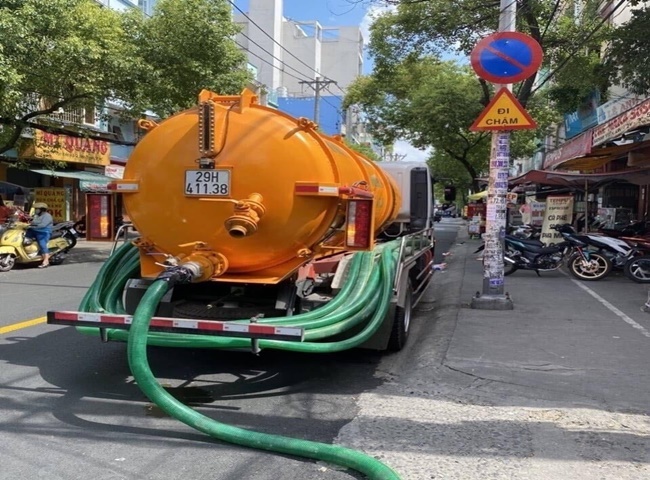 Xe vận chuyển b&ugrave;n vi sinh quận T&acirc;n Ph&uacute; hiện đại đảm bảo chất lượng